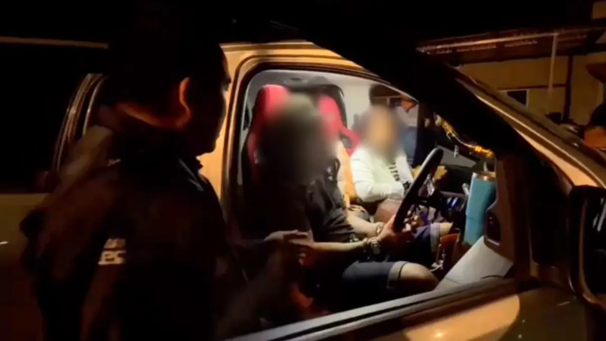 ผ้าเหลืองฉาว! รวบพระสวมวิก เมาซิ่งกระบะพาสีกาเที่ยวกลางดึก