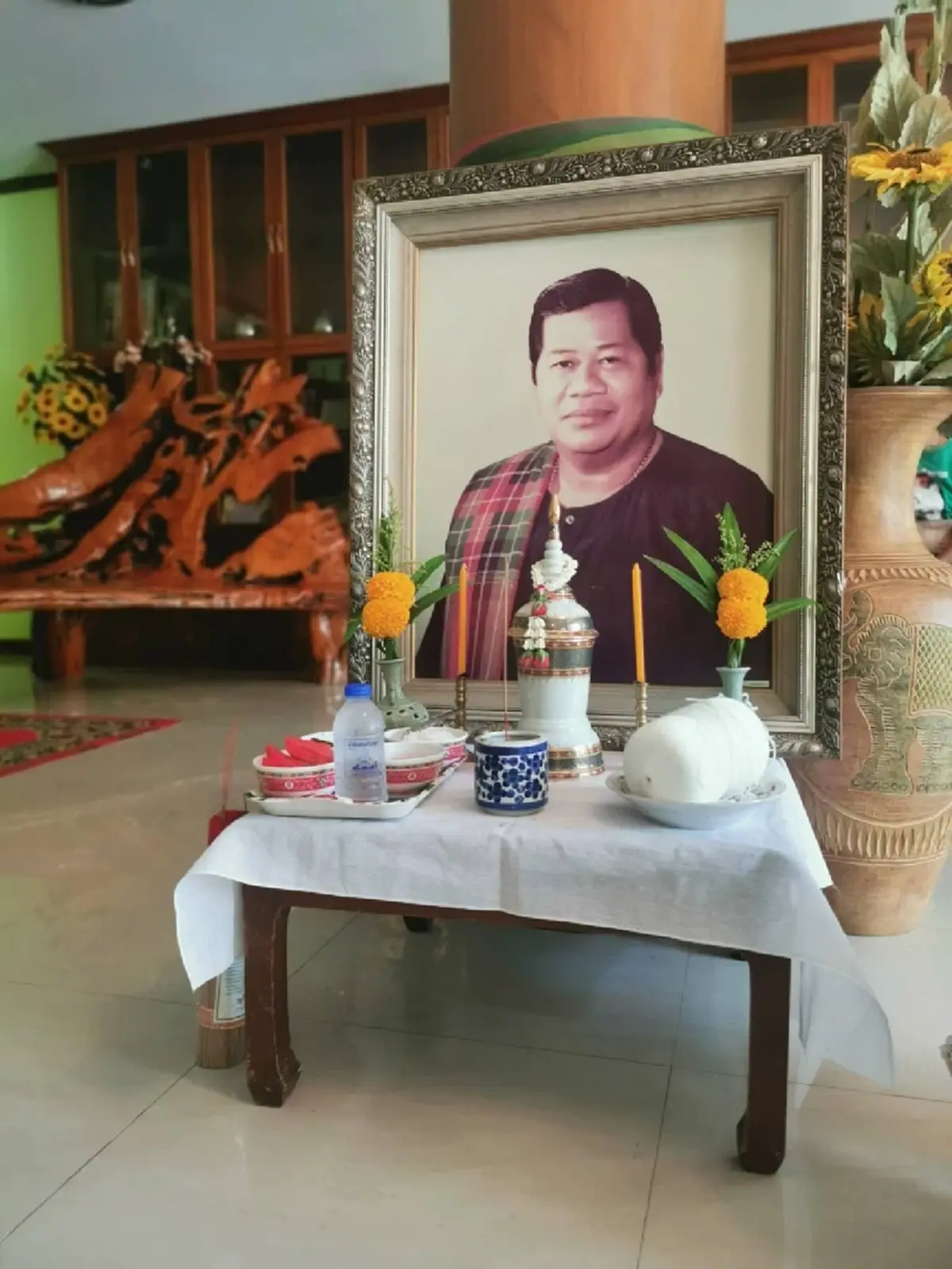 ลูกชายจุดธูปรำลึก "ไวพจน์ เพชรสุพรรณ" ครบรอบ 4 ปี ได้เลขมงคล