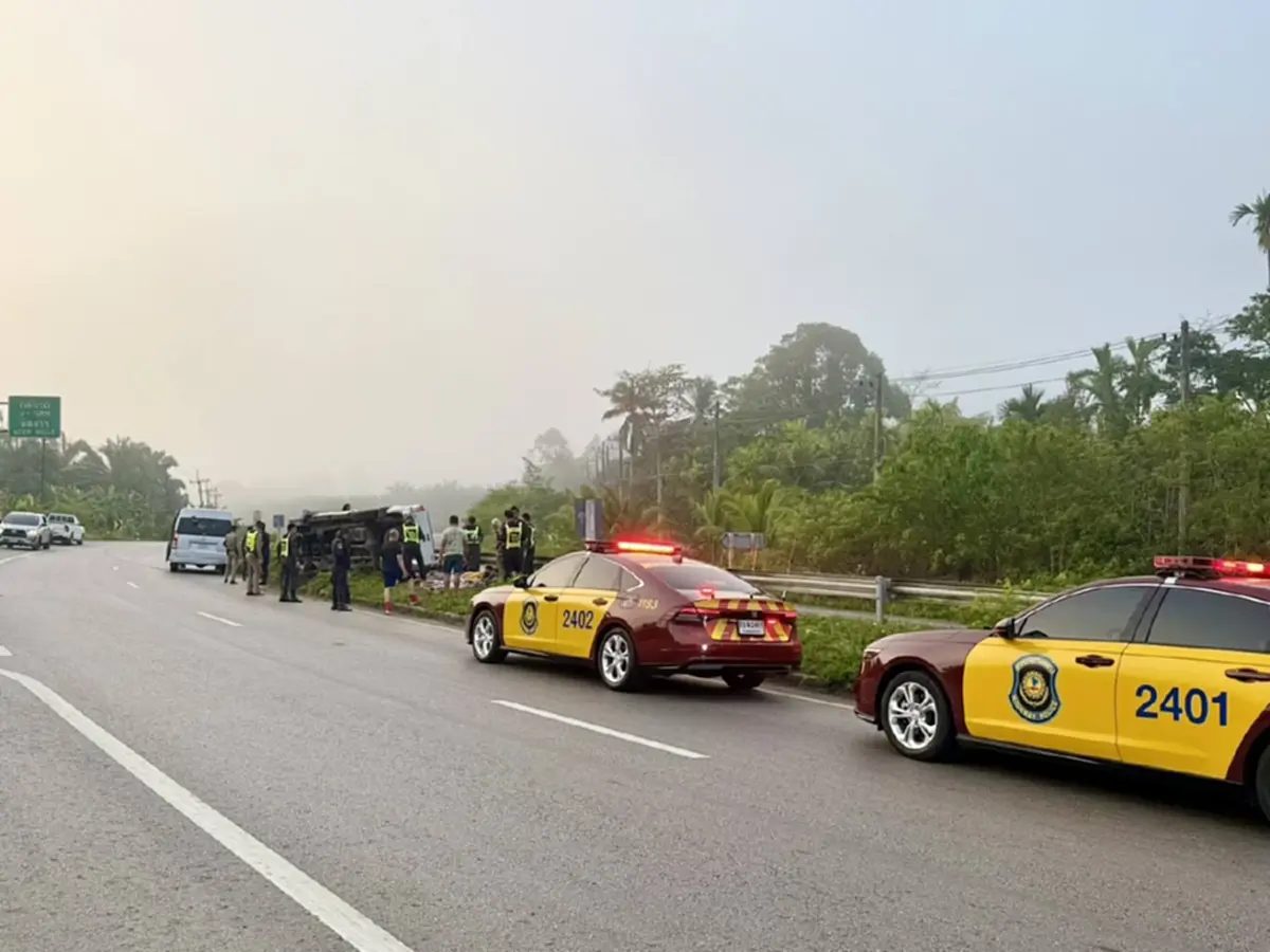 ซิ่งหนีด่านย้อนศร 20 กม. ก่อนพลิกคว่ำเทกระจาด พบต่างด้าว 12 ราย