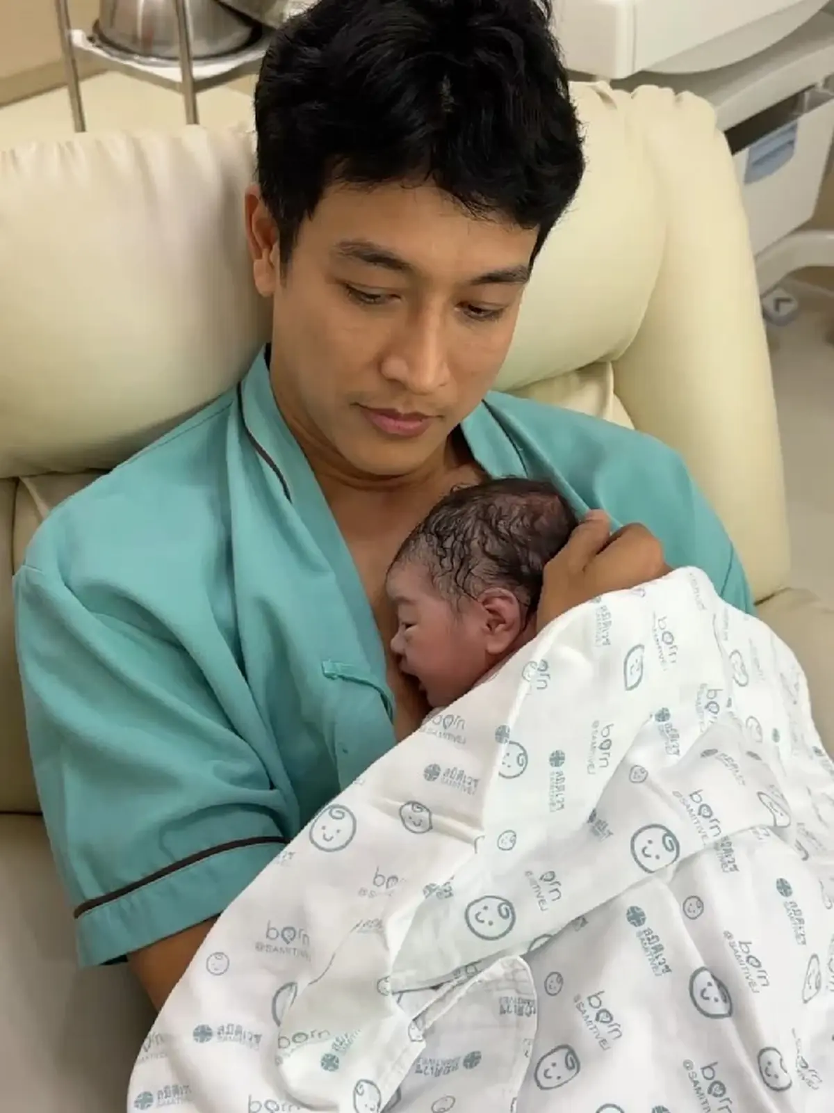 กลั้นน้ำตาไม่อยู่! อยู่ข้างภรรยา 12 ชม. ช่วยทำคลอดลูกคนแรก