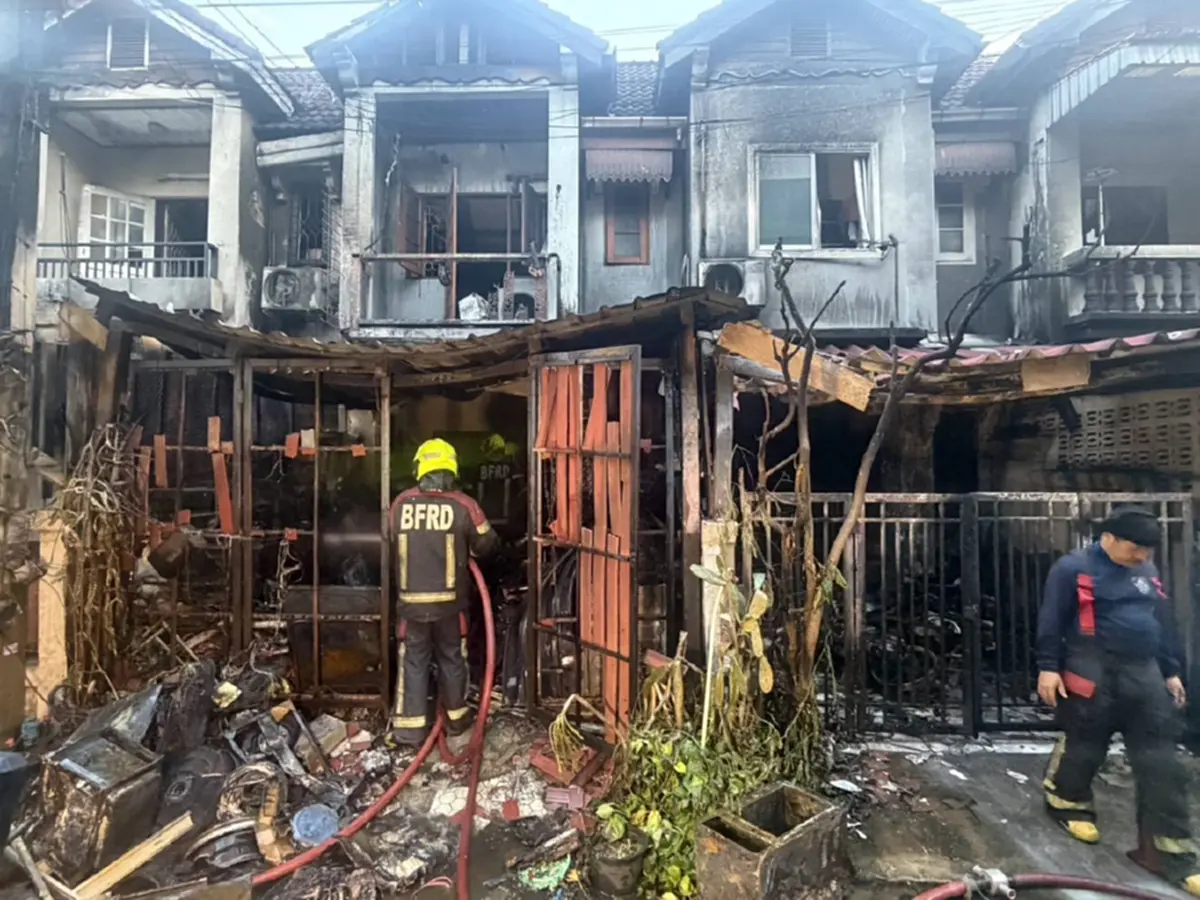 ไฟไหม้ทาวน์เฮ้าส์ซอยพหลโยธิน 63 ลุกลามวอดเสียหาย 3 คูหา