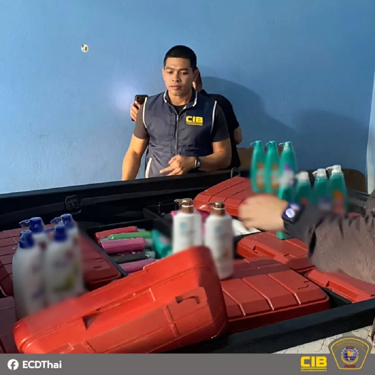 รวบลุงแสบ ผสมสูตรแชมพูกวนมือปลอมแบรนด์ดัง ขายตลาดนัด อ้างหลุด QC