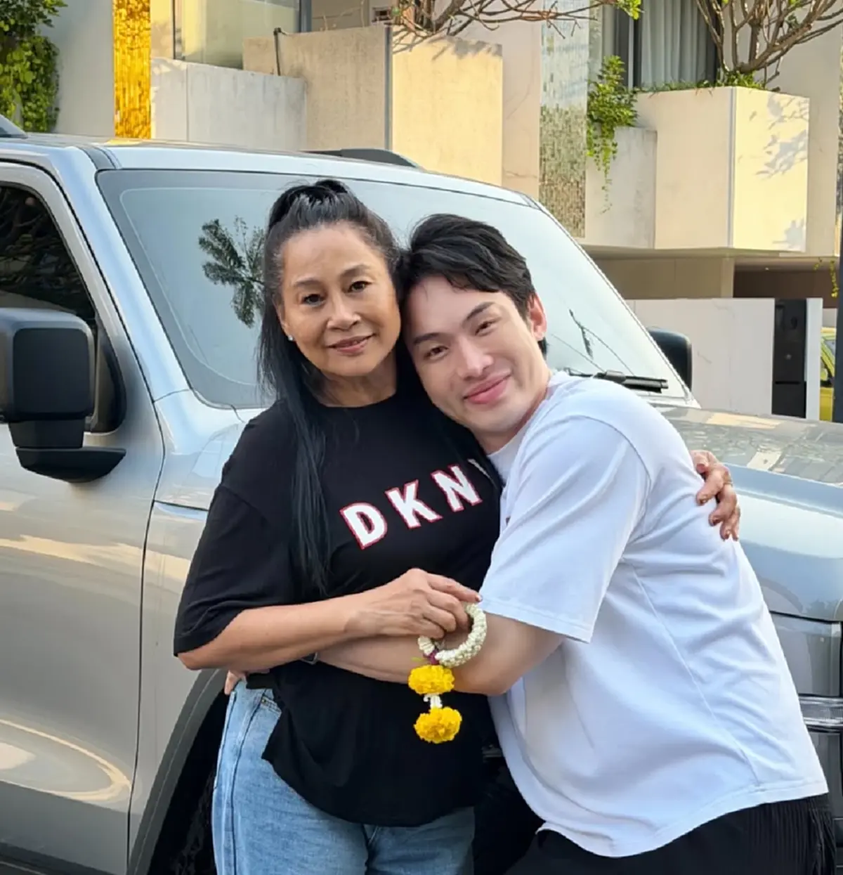  “ดีเจมะตูม” เปย์จัดหนัก เซอร์ไพรส์รถป้ายแดงให้แม่วันเกิด