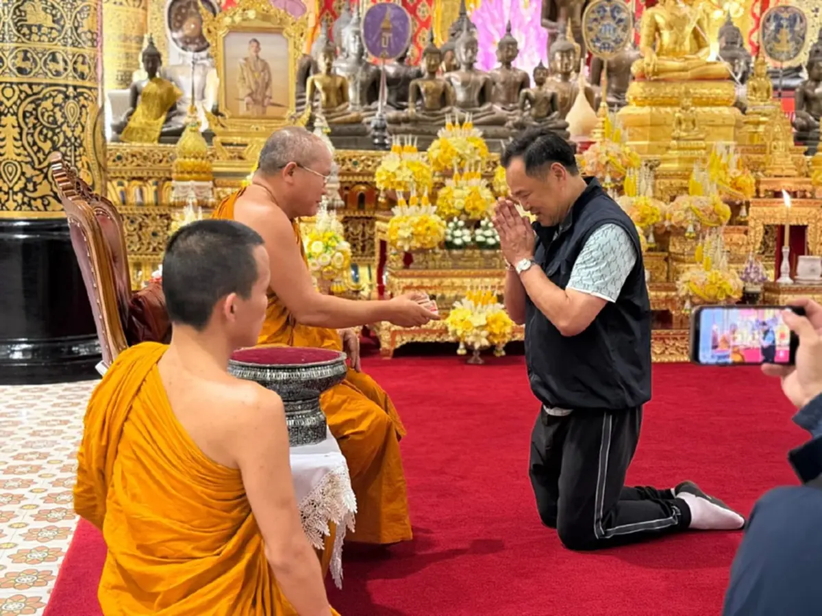 ทะเบียนรถตุ๊กๆ นายกฯอนุทิน นั่งมาสักการะวัดพระธาตุเจดีย์หลวง