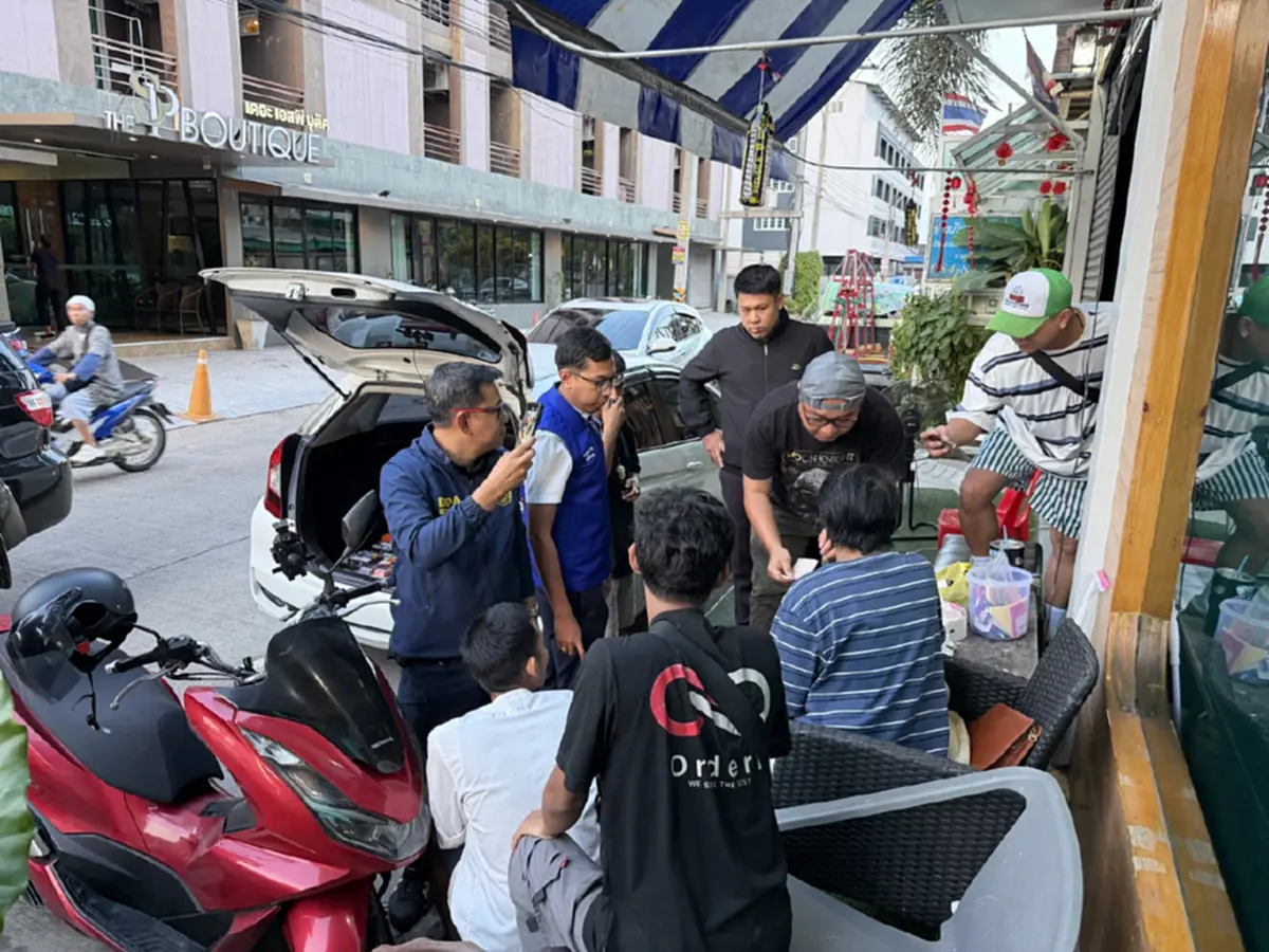 บุกจับกลางถนน! ฝ่ายปกครองบางละมุงรวบร้านบุหรี่ไฟฟ้า