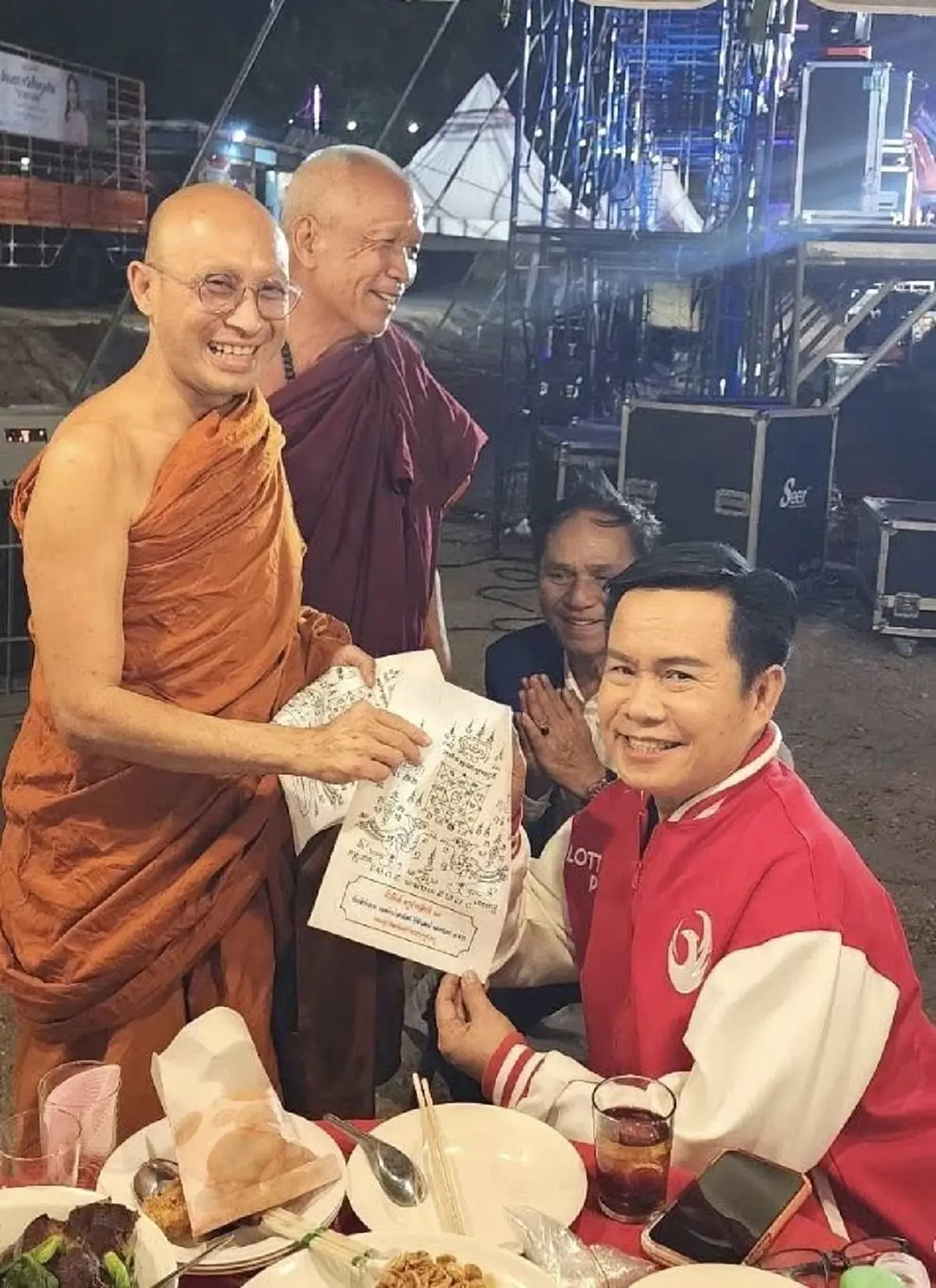 ส่องเลขลอตเตอรี่ มนต์สิทธิ์ คำสร้อย ลูกทุ่งดัง บอกเลขที่ชอบ