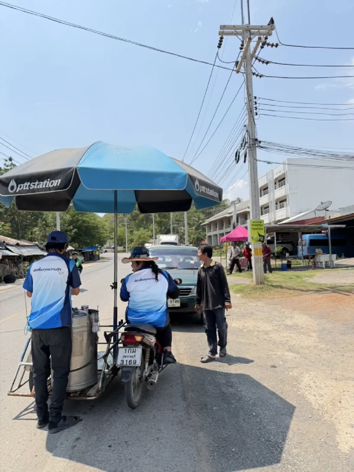 สุพรรณฯ น้ำใจงาม! ปั๊มด่านช้างแจกไอศกรีมคลายร้อนคนรอเติมน้ำมัน