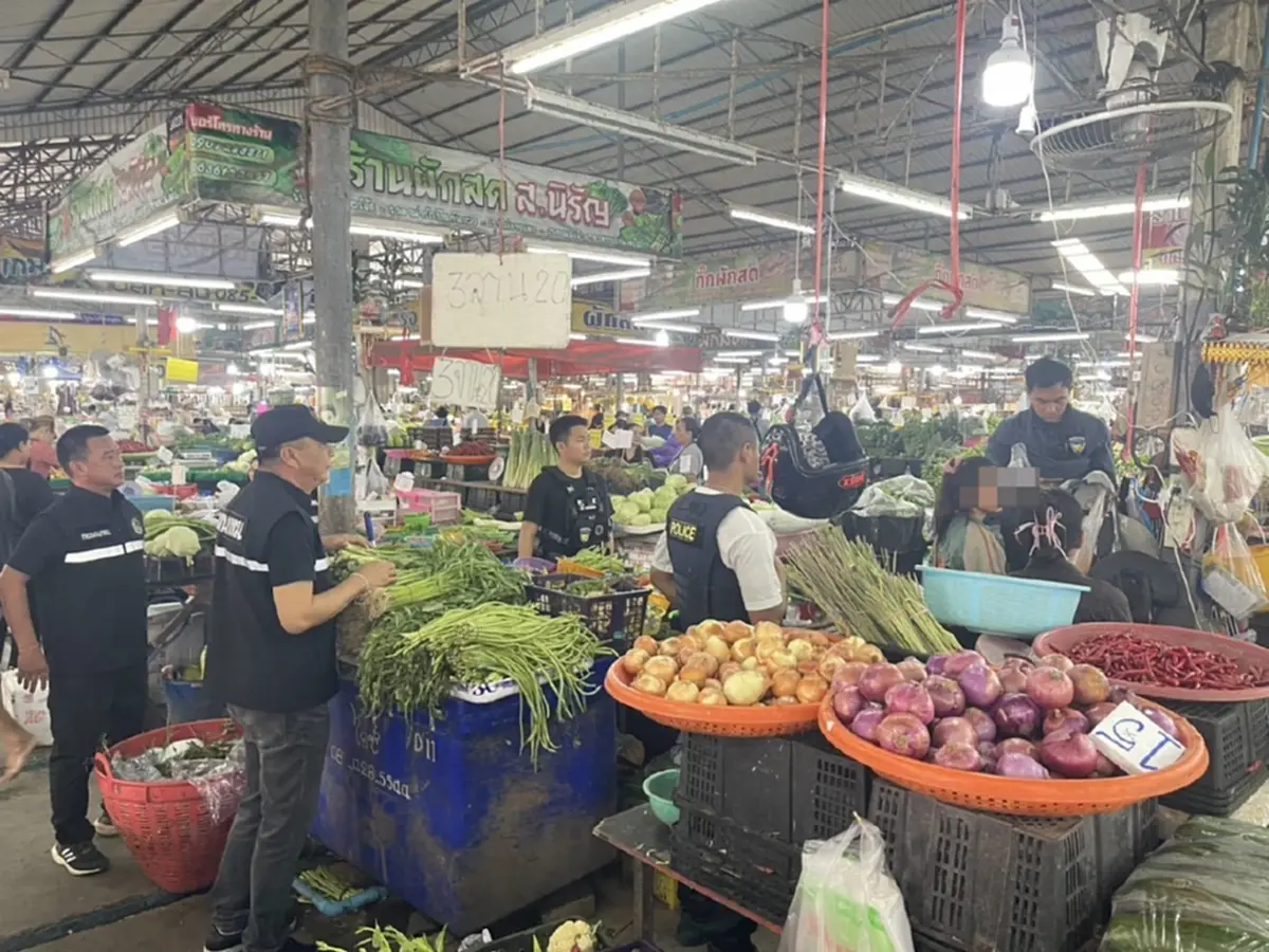 บุก"ตลาดดัง"ย่านคลองสามวา รวบ 12 แรงงานต่างด้าวเถื่อน