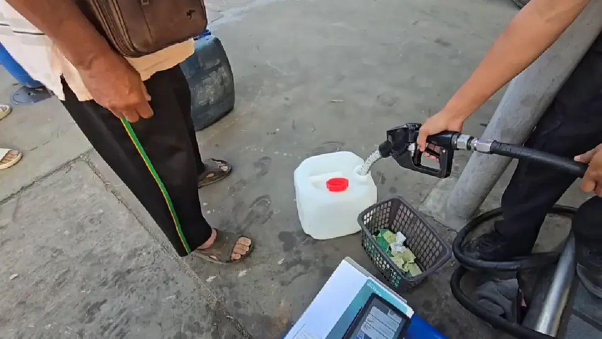 ดีเซลกำแพงเพชรขาดตลาด! ชาวบ้านแห่ต่อคิวแน่นจำกัดเติมคนละ 700