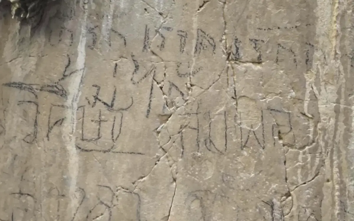 ประจานมือบอน! นทท.สลักชื่อเต็มผาหอบลำปาง แหล่งหินล้านปี