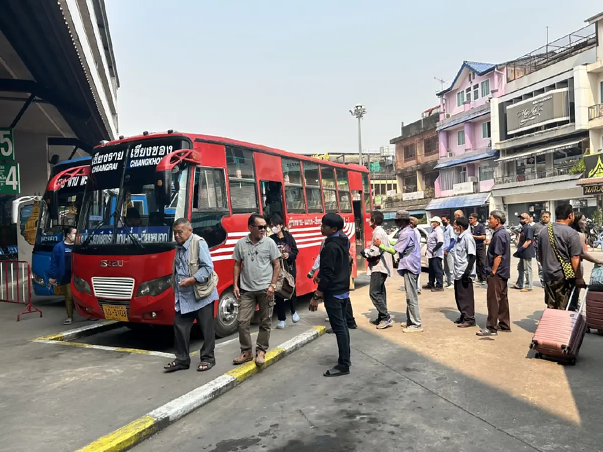 วิกฤตน้ำมันเชียงราย รถโดยสารบางสายจำใจหยุดวิ่ง กระทบการเดินทาง