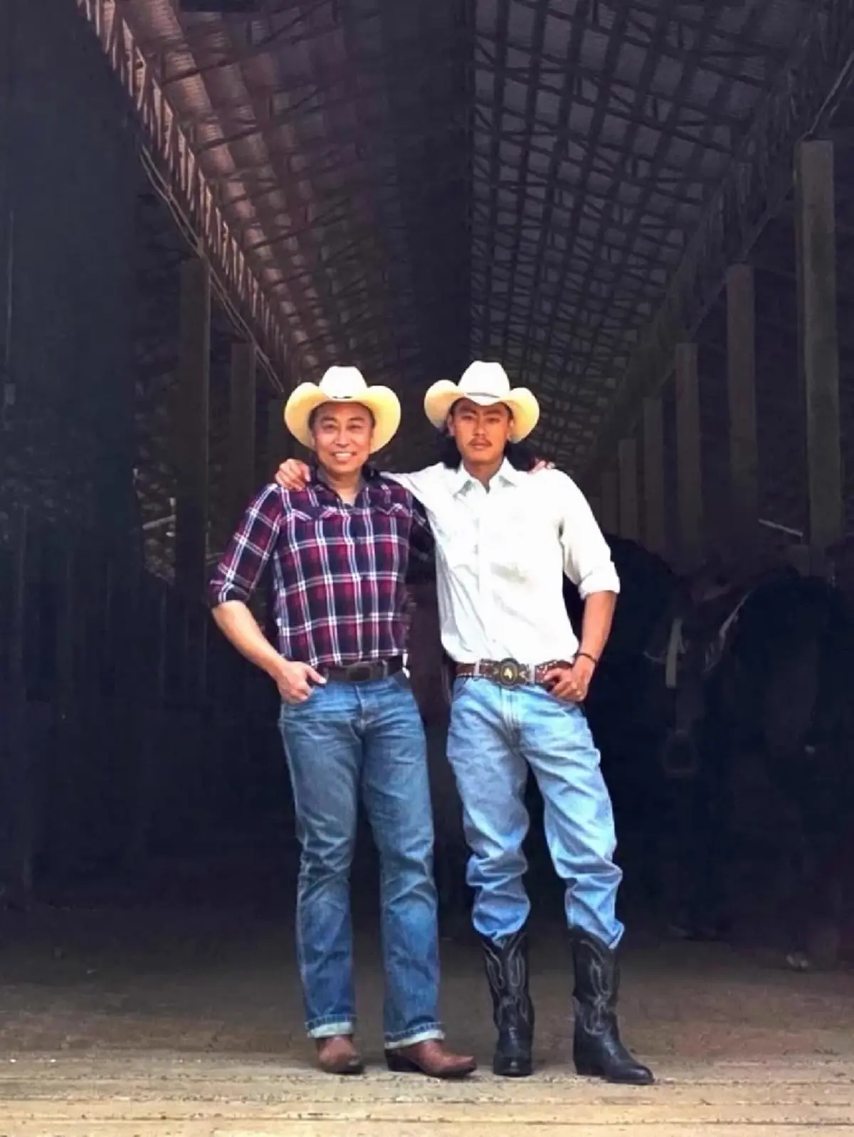 ทายาทฟาร์มโชคชัยรุ่น 3 หล่อเข้มสไตล์คาวบอย ขี่ม้าลุยงานเคียงพ่อ