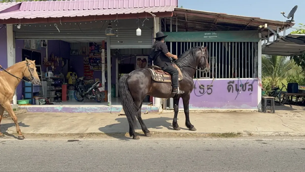 อาจารย์สักยันต์ชื่อดังควบม้าคู่ใจตระเวนหาซื้อน้ำมันปั๊มหลอด