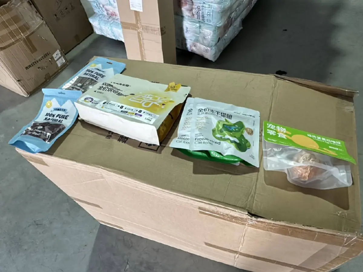 ทลายโกดัง อาหารหมา-แมวเถื่อน ขายออนไลน์ กินเข้าไปอาจถึงชีวิต