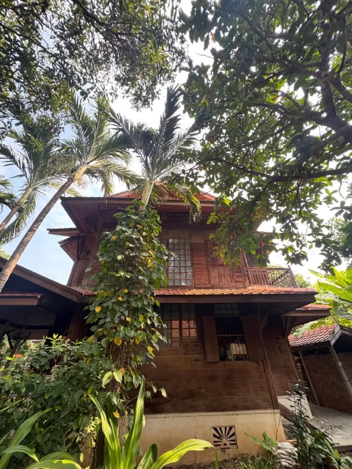 เปิดบ้านเกิด ที่สุพรรณบุรี บ้านสองชั้นสุดคลาสสิก ร่มรื่นน่าอยู่