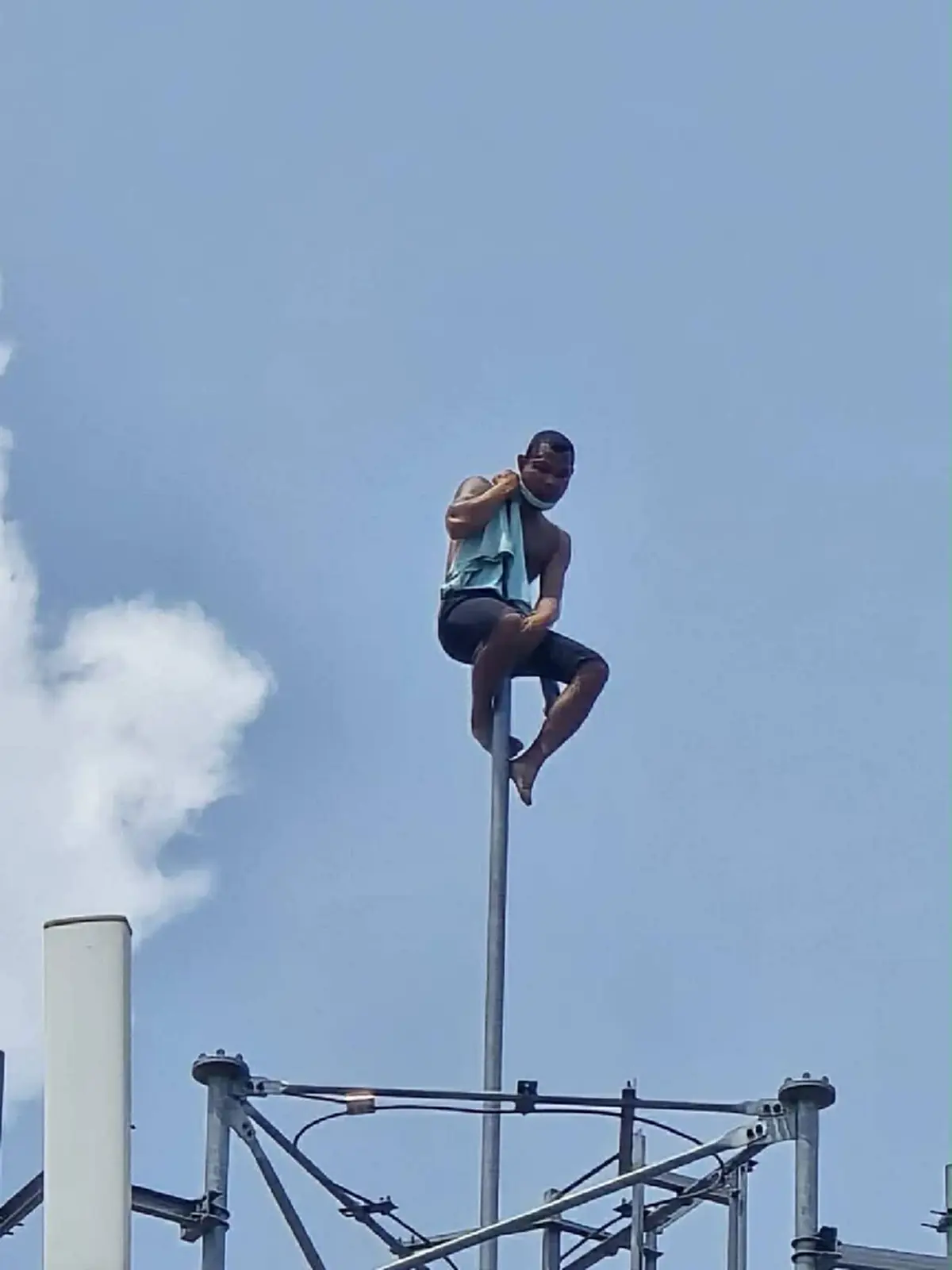 ระทึก! หนุ่มขโมยสายไฟมอเตอร์เวย์ M6 ปีนเสาสื่อสาร หนีจับกุม