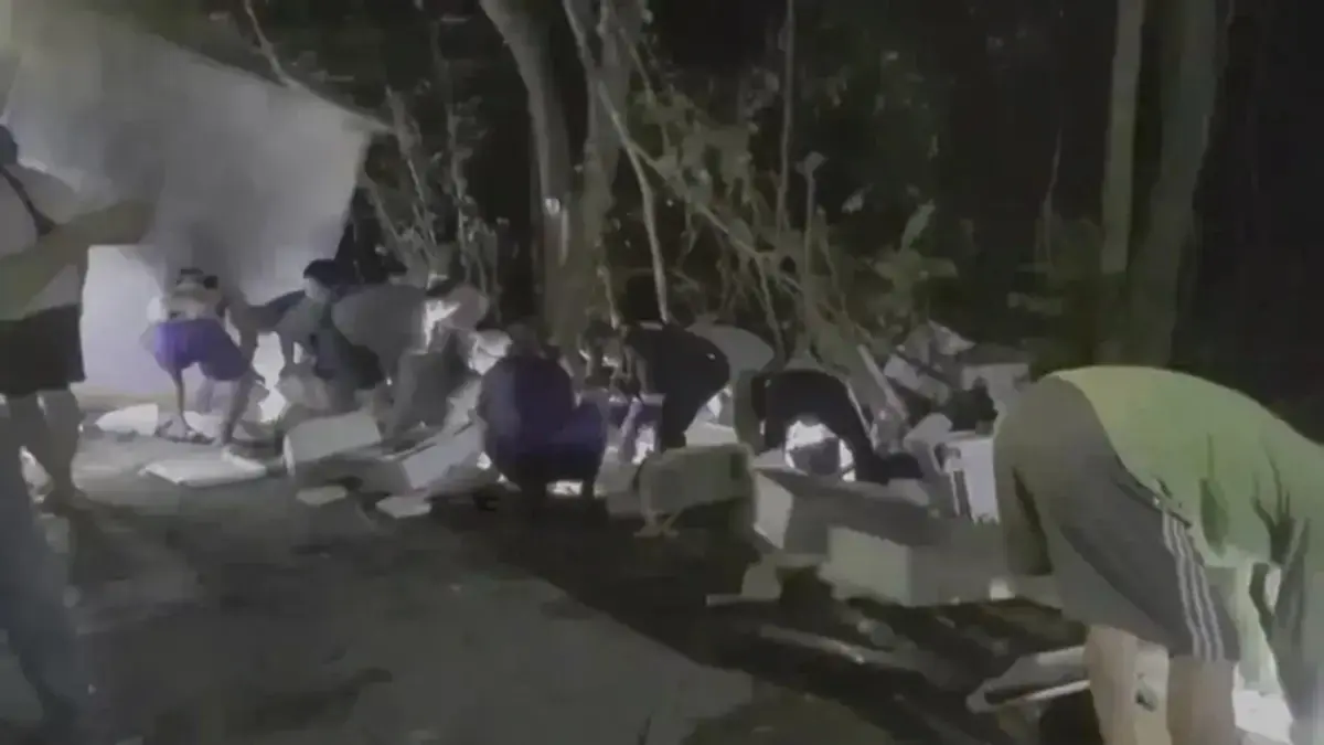 รุมเก็บกุ้งพ่นพิษ ชาวบ้านยอมแล้ว ยกกระเช้าขอโทษ ข้อหาอ่วม 32 ราย