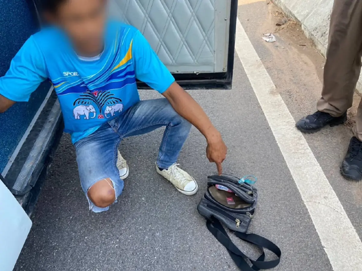 รถบัสน้ำมันหมดพิรุธ! จอดขวางถนน 304 ก่อนถูกจับ เจอยาบ้า 15 เม็ด