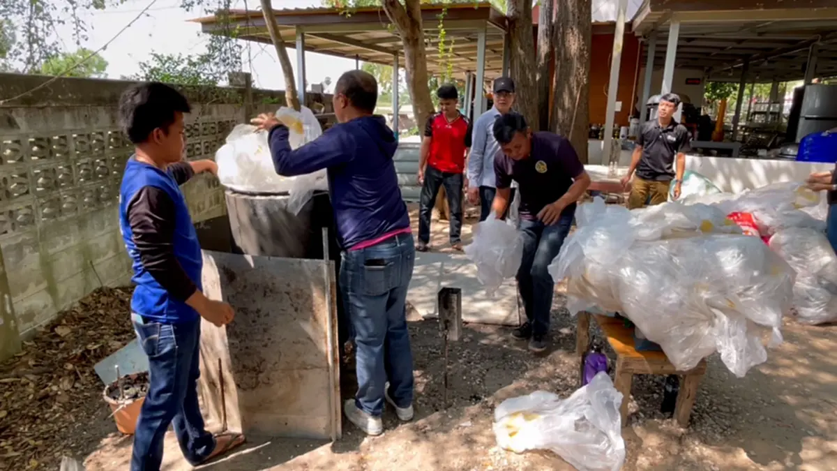 วัดหนองขุ่นผุดไอเดียเจ๋ง กลั่นขยะพลาสติกเป็นดีเซลช่วยชาวบ้าน