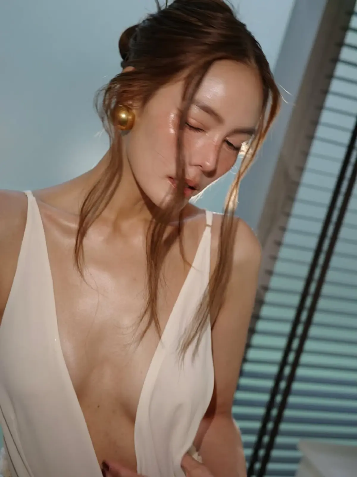 เจนี่ เทียนโพธิ์สุวรรณ เสิร์ฟลุคแซ่บ ชุดเดรสแหวกลึกสะกดพรมแดง