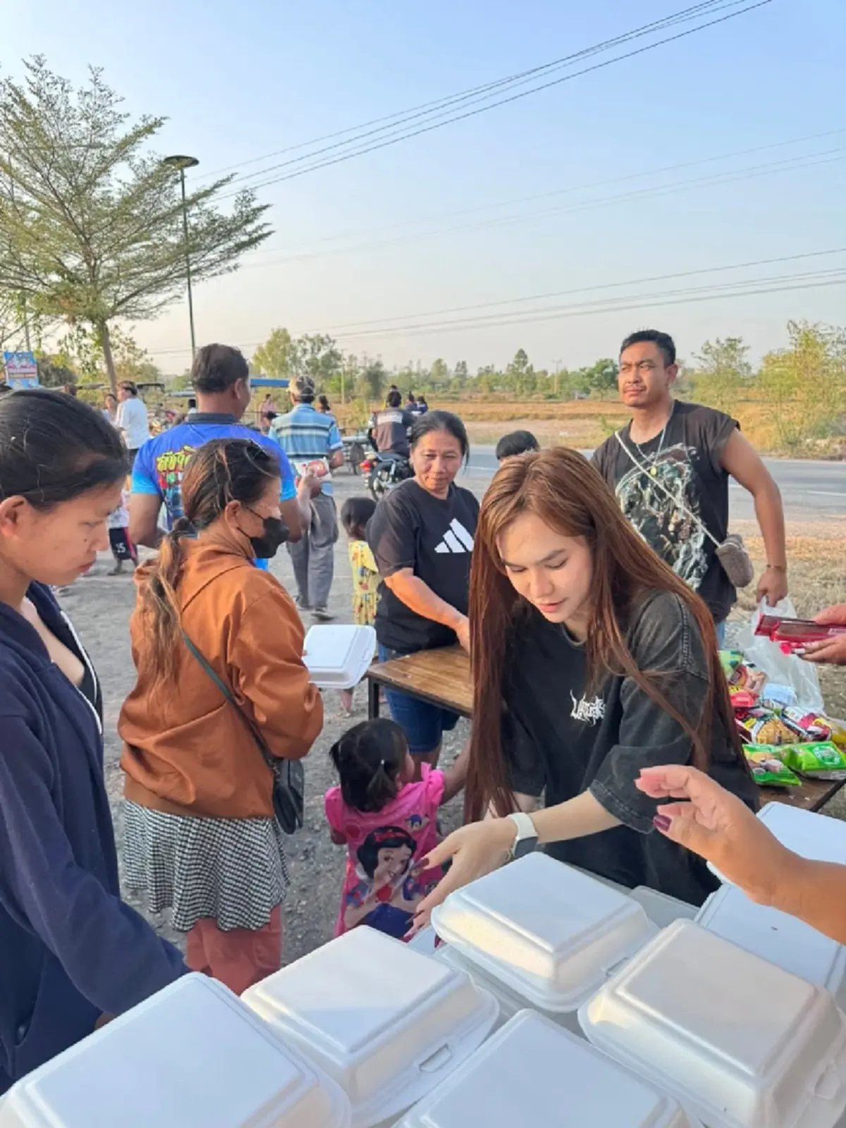 เลข 3 ตัวตรงโผล่ 3 อินฟลูเอ็นเซอร์ดัง ทำบุญเลี้ยงผีสุสานไร้ญาติ