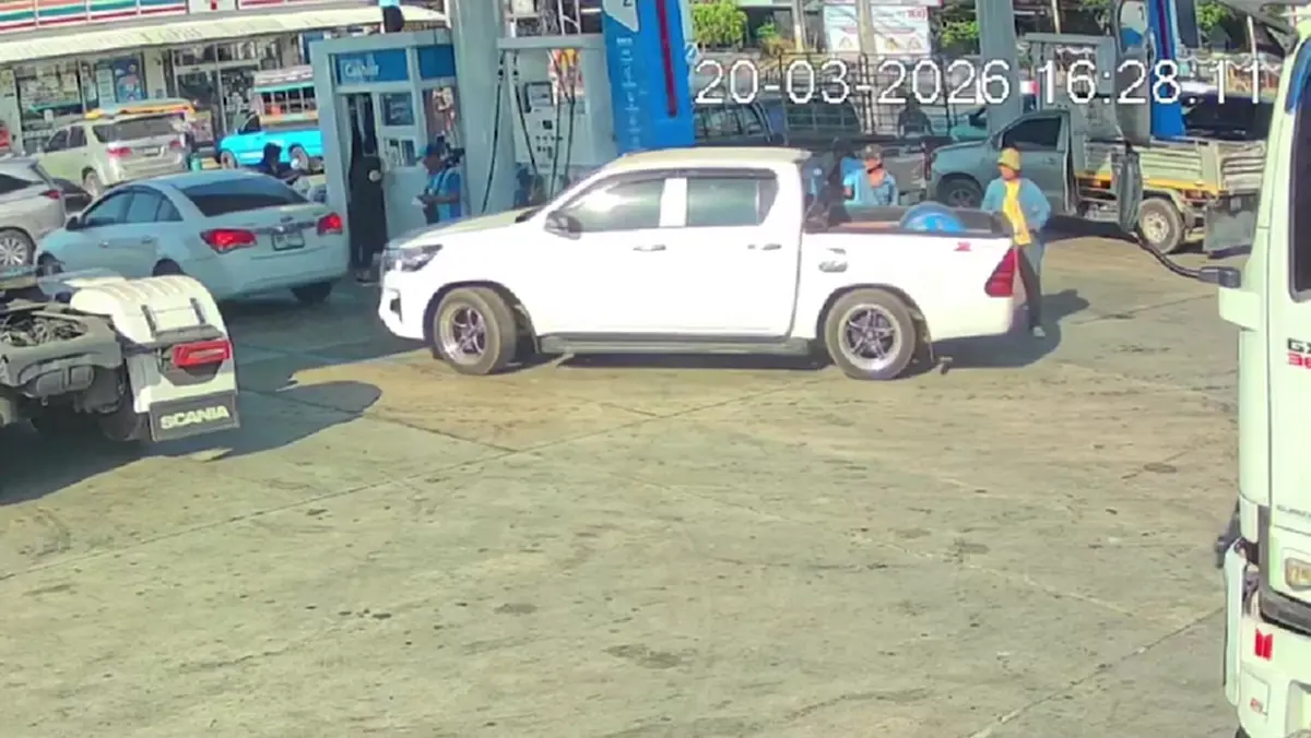 กระบะหลอกเติมดีเซล 100 ลิตรแล้วหนีลอยนวล ทิ้งภาระให้เด็กปั๊ม