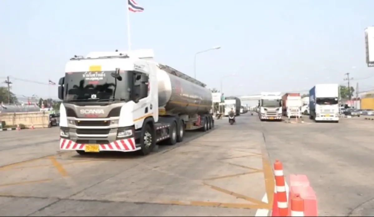 มุกดาหารรถน้ำมันค้างด่าน 40 คัน เร่งระบายออก สปป.ลาว หลังติดวันหยุด