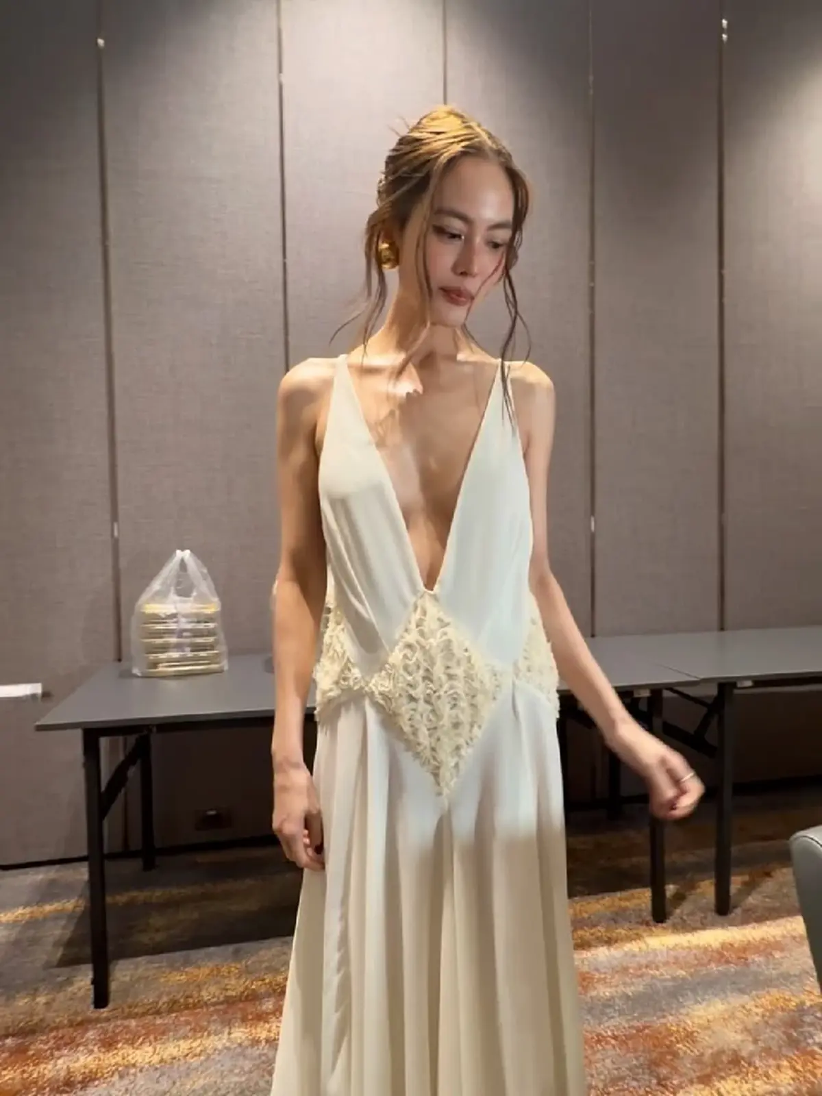 เจนี่ เทียนโพธิ์สุวรรณ เสิร์ฟลุคแซ่บ ชุดเดรสแหวกลึกสะกดพรมแดง