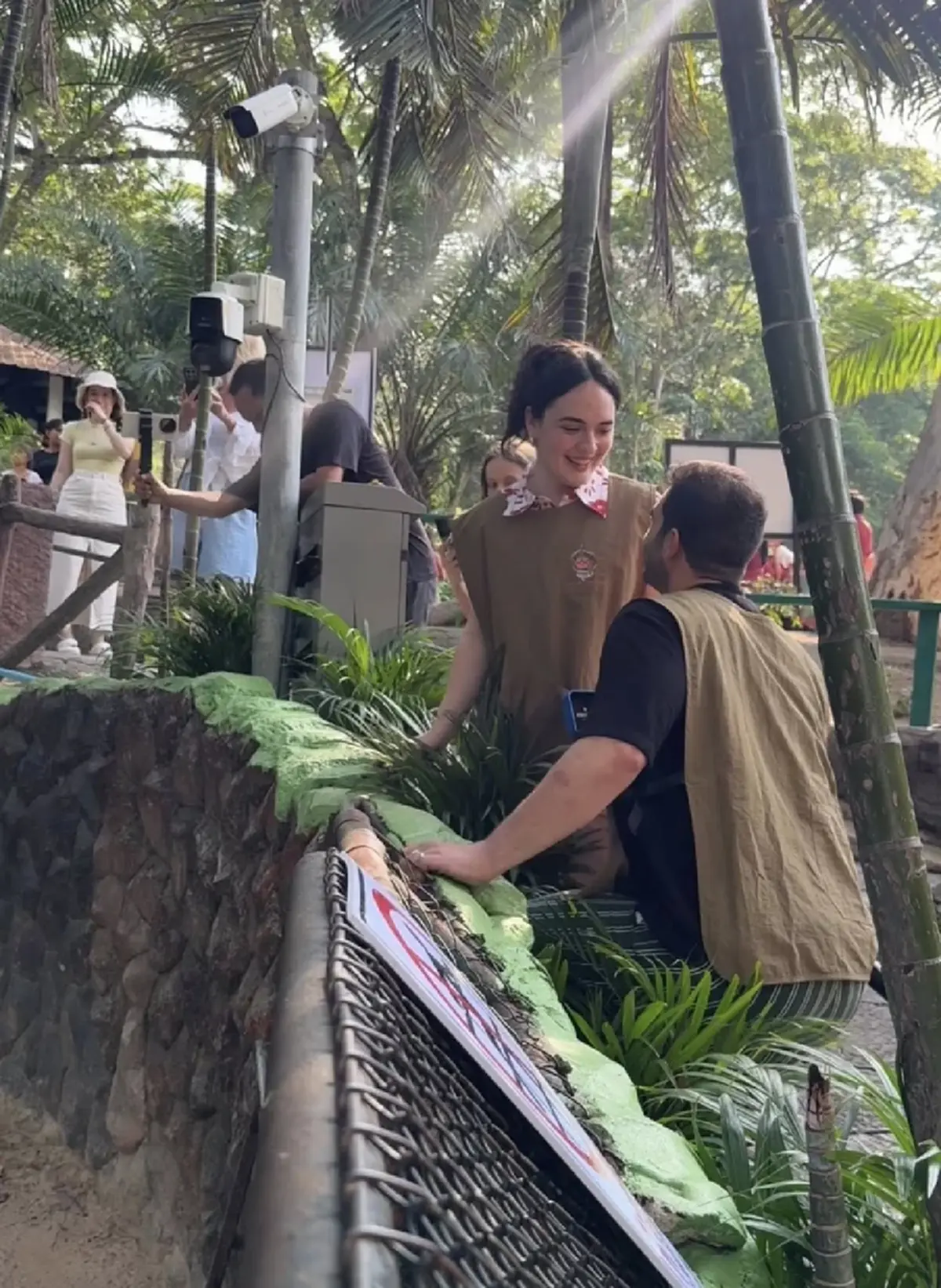 "เชฟอิตาลี" มาให้อาหารหมูเด้ง ก่อนสุดท้าย ทำคนเขินทั้งสวนสัตว์