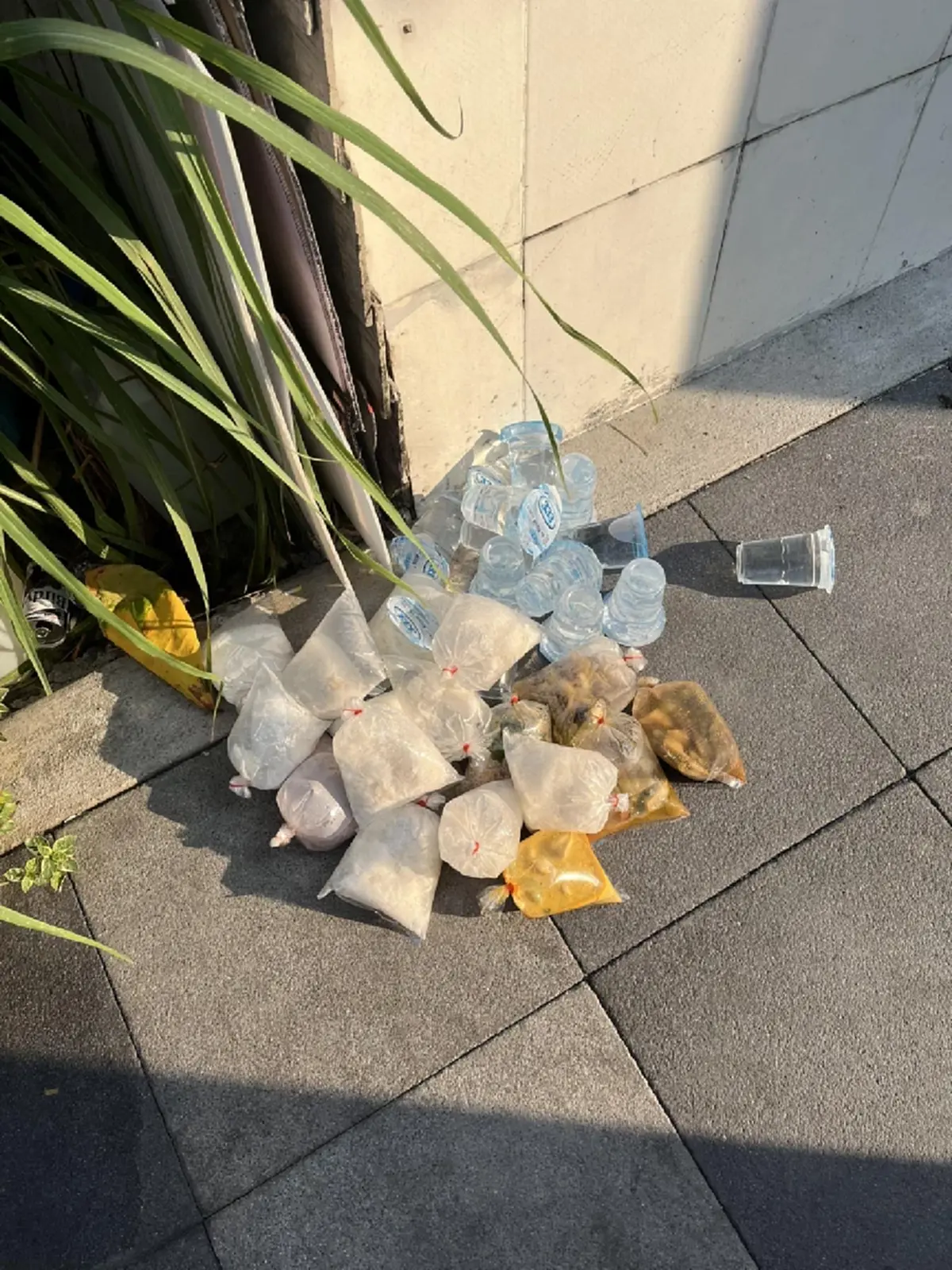 “ชุดใส่บาตร” ถูกทิ้งเกลื่อนริมทาง ชาวเน็ตตั้งคำถามเกิดอะไรขึ้น