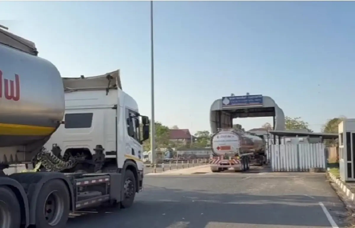 รถน้ำมันด่านมุกดาหารหายวูบ คาดวิกฤตขาดแคลนลามหนัก