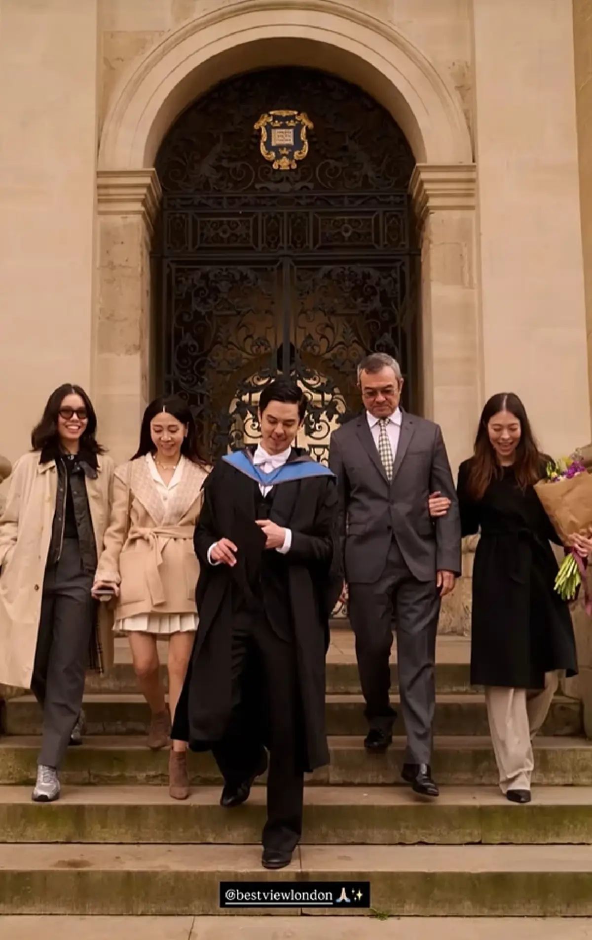 “พีช พชร” คว้าปริญญาโทใบที่ 2  ครอบครัว “จิราธิวัฒน์” ร่วมยินดี 