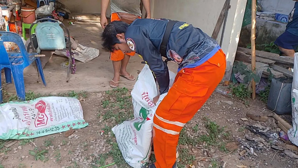 ส่องเลขที่บ้าน งูจงอางยักษ์ เลื้อยซุกใต้ตาชั่งกลางบ้าน