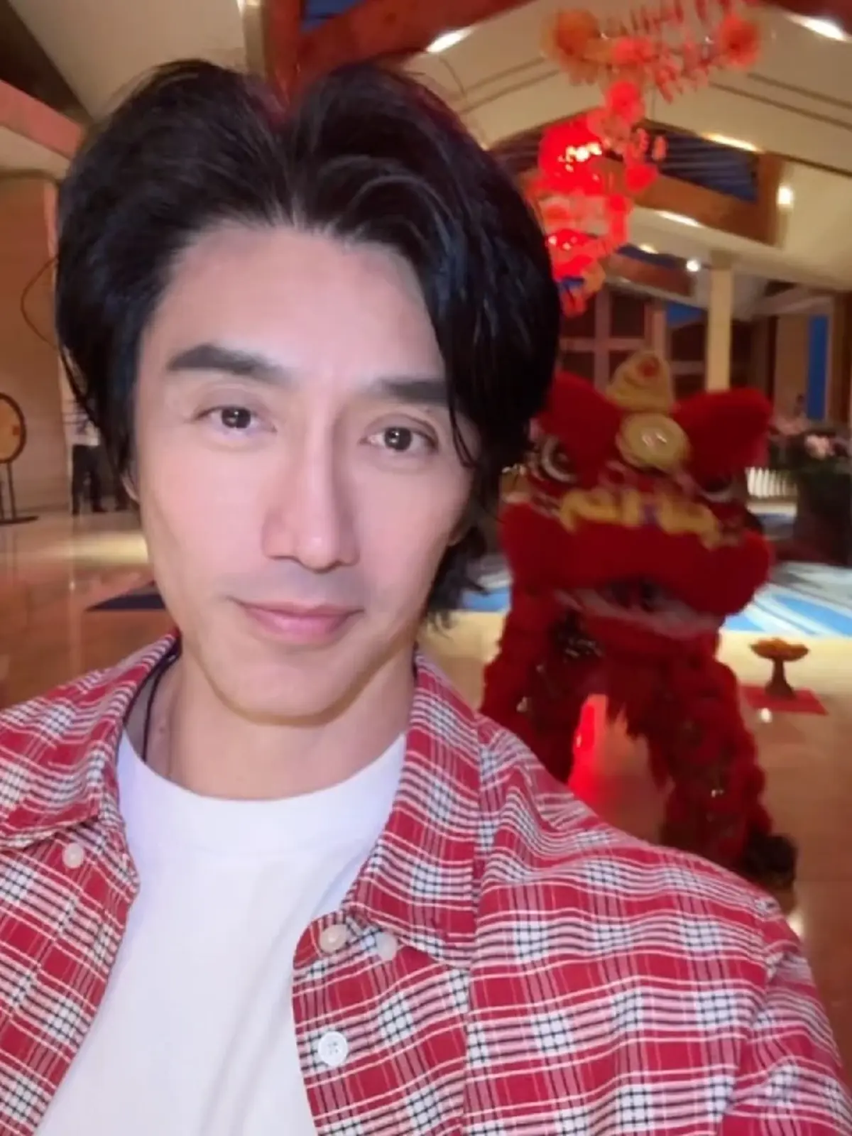 ขยี้ตารัว หนุ่มใหญ่คนนี้เพิ่งอายุ 60 แต่ลุคล่าสุดทำทั้งเน็ตอึ้ง