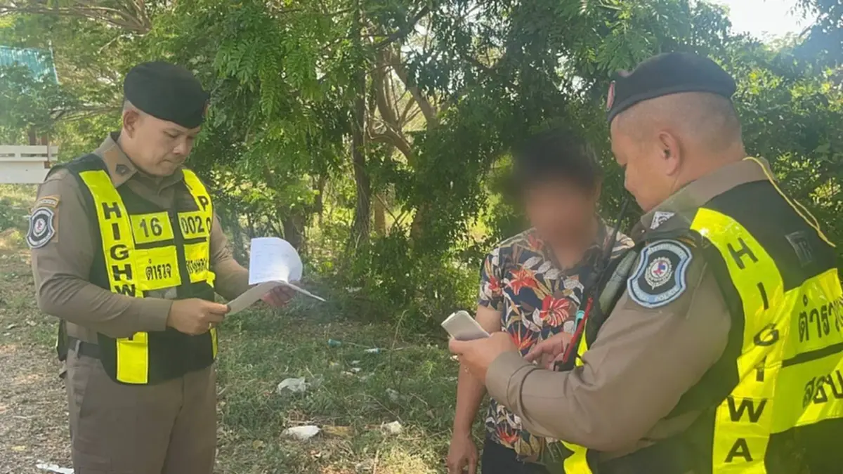 จับชายปลอมป้ายภาษีรถยนต์ ใช้ป้ายภาษีมอเตอร์ไซค์ตบตา