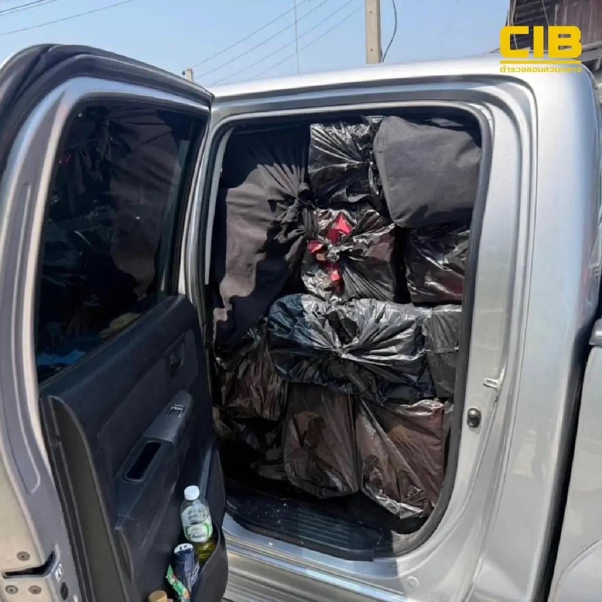 ไล่ล่าระทึก! สกัดกระบะซิ่งขนสุราหนีภาษี 600 ขวด มูลค่ากว่า 7 แสน