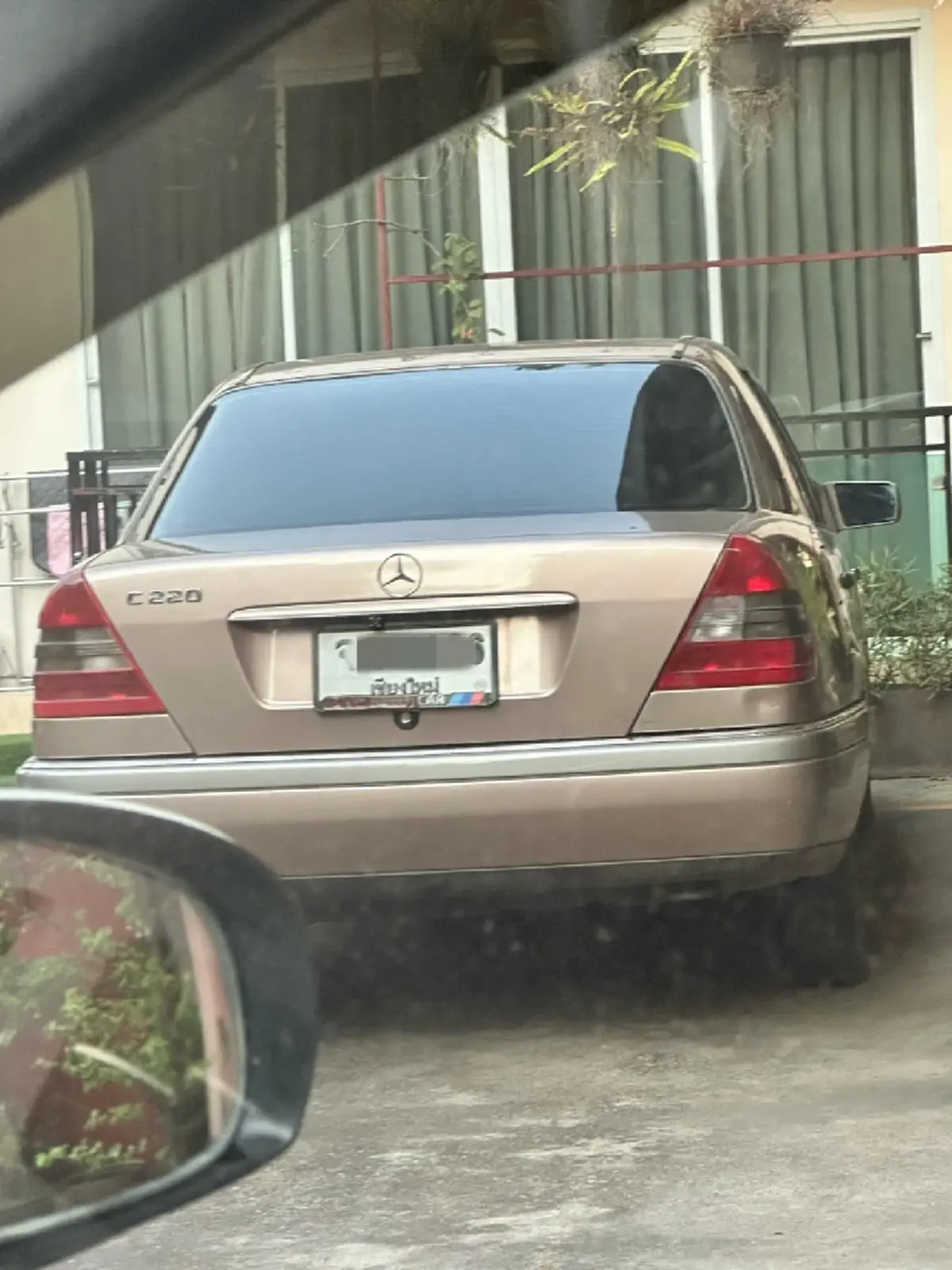 สาวเดือด เบนซ์ปริศนาบุกบ้าน งัดไม้เด็ดแก้เผ็ด ชาวเน็ตเมนต์สนั่น