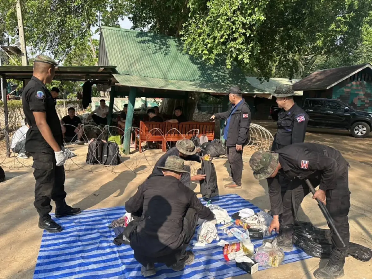 กองทัพเรือสกัดจับชาวจีน 10 ราย พร้อมโทรศัพท์มือถือ ลอบข้ามแดน