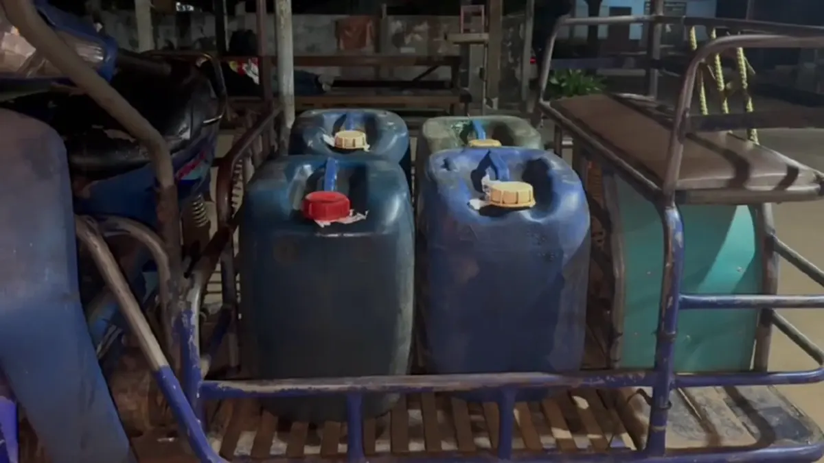 สังขละบุรีเข้ม! รวบหนุ่มพม่าลอบขนดีเซลพรางผ้าห่มส่งออก