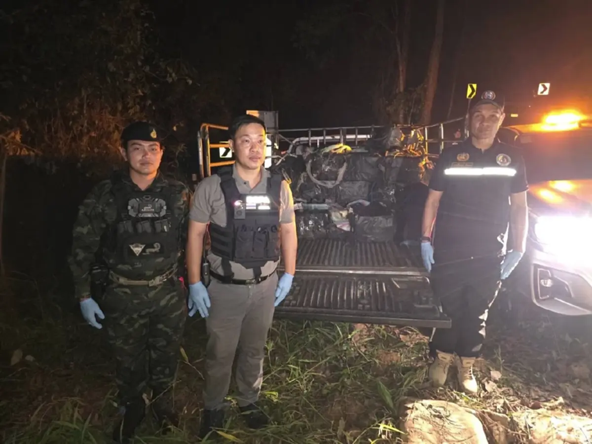 คนร้ายทิ้งรถเผ่นหนี! ผาเมืองสกัดขบวนการค้ายา ยึดยาบ้า