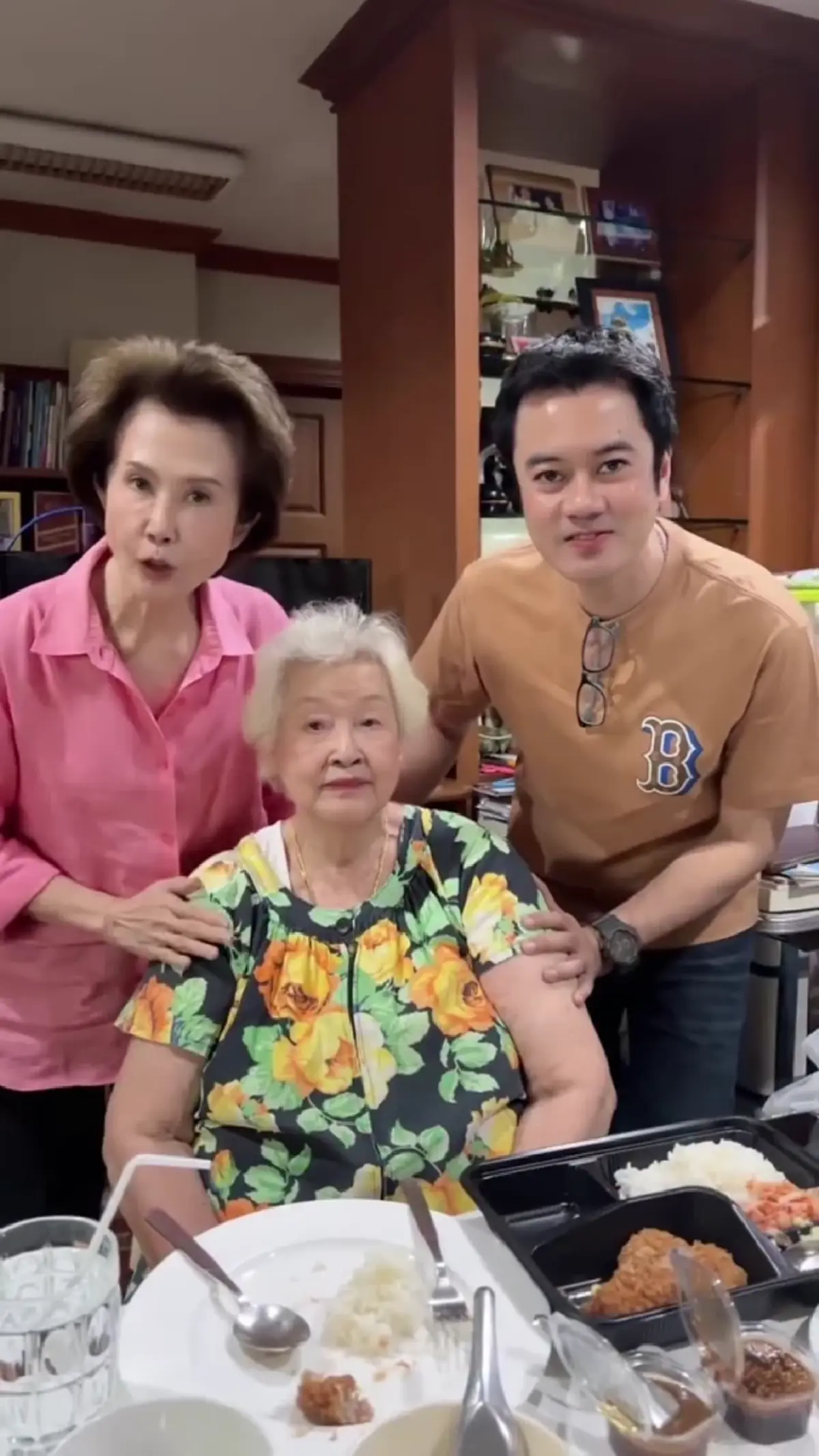 ฮือฮาโซเชียล! คุณแม่ “ดวงดาว จารุจินดา” อายุ 97 ปี ยังสวยสดใส 