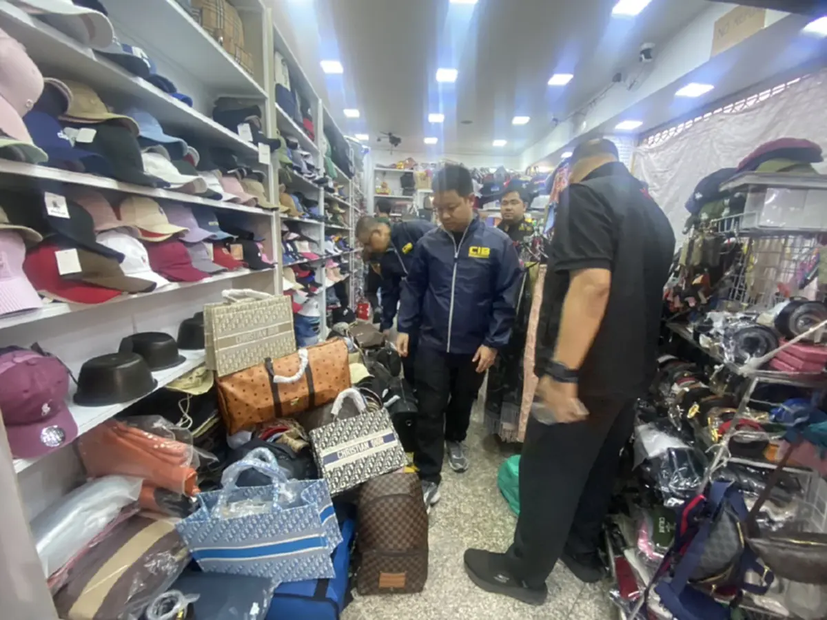 บุกห้างกลางกรุง กวาดล้างสินค้าปลอม เศรษฐกิจพังไม่ต่ำกว่า 70 ล้าน