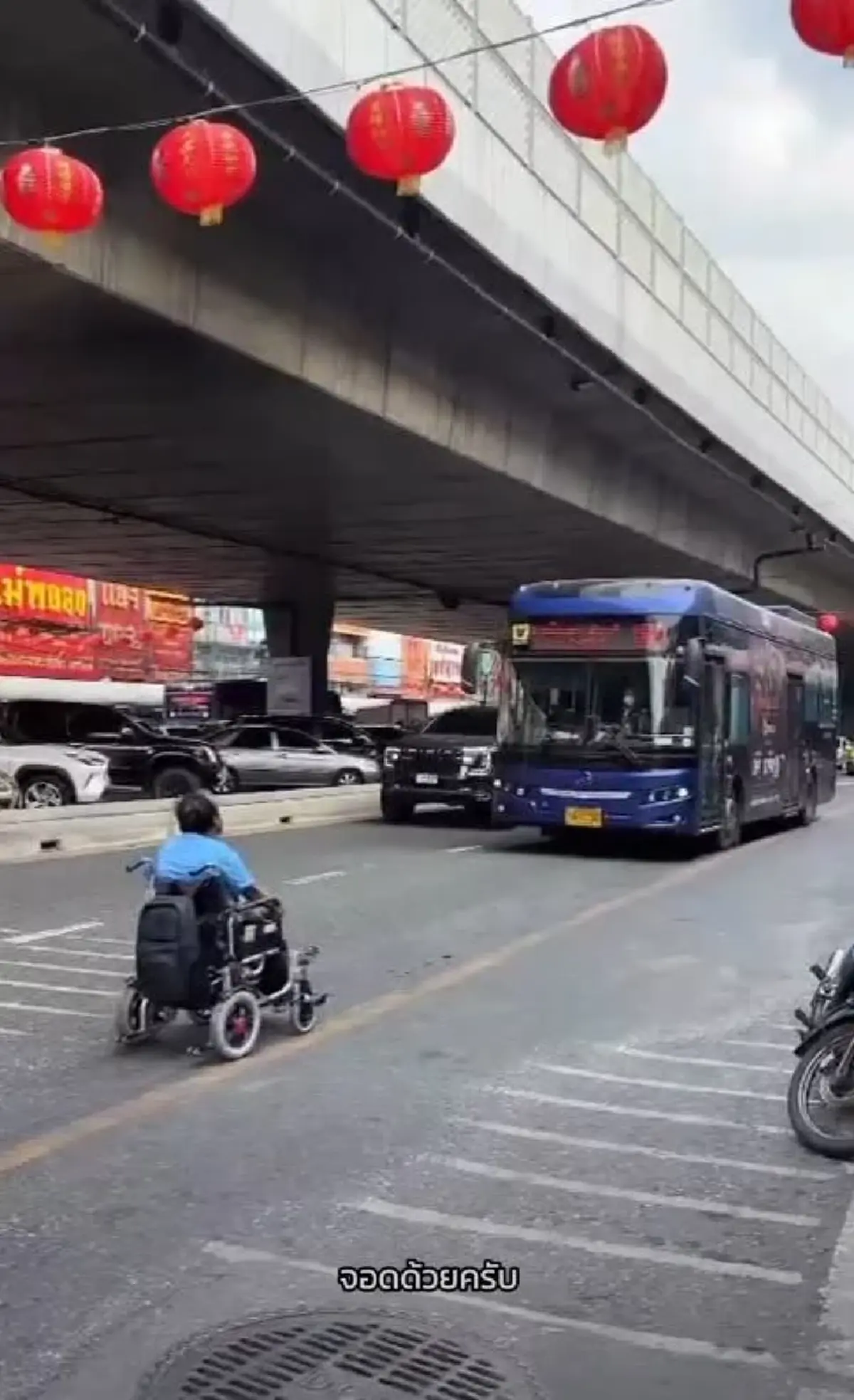 "ไทยสมายล์บัส" แจงแล้ว คลิปดราม่าร้อน ชายพิการวีลแชร์ขวางรถเมล์