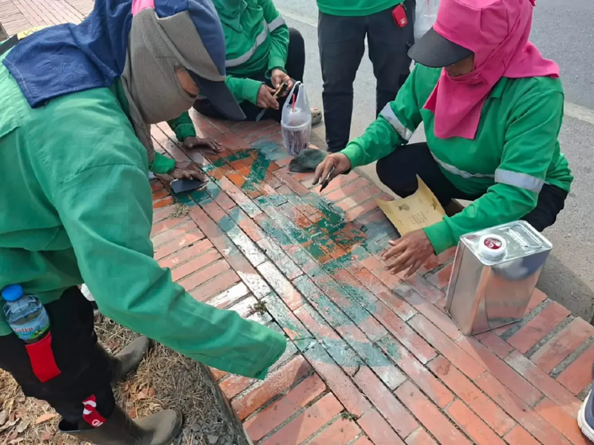 อยุธยาเร่งลบสีสเปรย์จองที่หน้าวัดดัง ปกป้องภาพลักษณ์มรดกโล