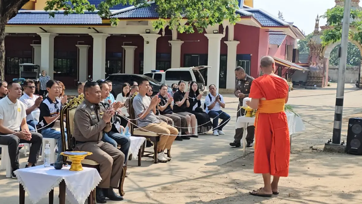 ผกก.สันทรายทำพิธีมอบ "เจ้าบุญรอด" ควายสู้ชีวิตให้วัด