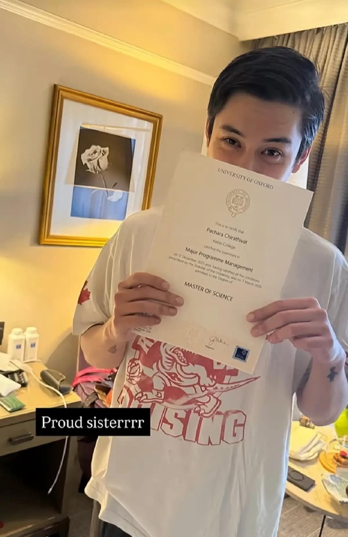 “พีช พชร” คว้าปริญญาโทใบที่ 2  ครอบครัว “จิราธิวัฒน์” ร่วมยินดี 