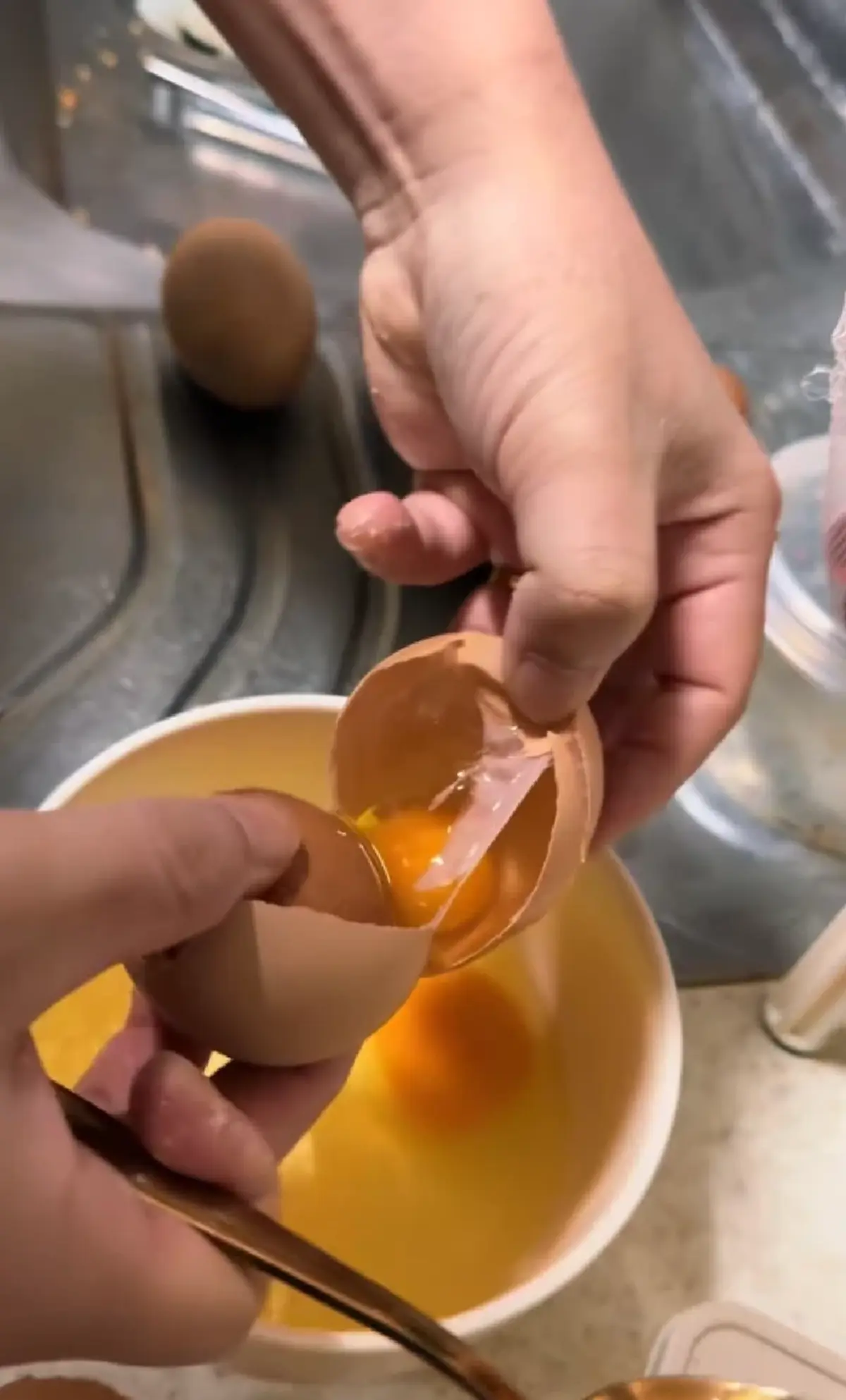 หนุ่มซื้อไข่ไก่จากตลาด ตอกออกมา เจอสิ่งไม่คาดคิดข้างในอย่างพีค