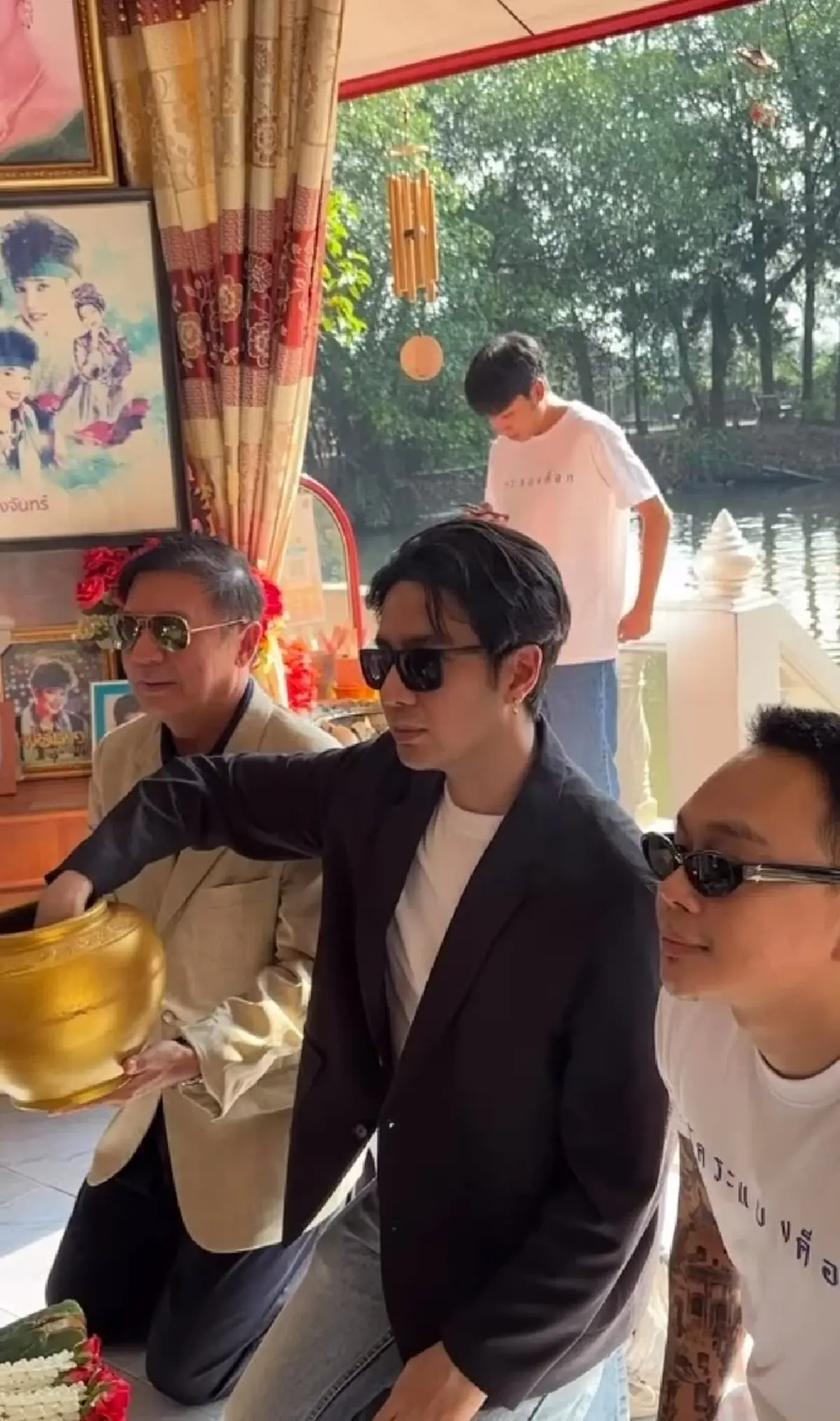 เพชร พุ่มพวง ไปไหว้ แม่ผึ้ง ไม่พลาดล้วงไห หยิบได้เลขสวย