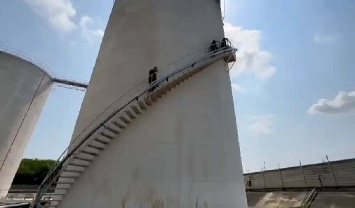 ตร.ลุยพิรุธบริษัทน้ำมัน ซุกสต๊อก 3.3 แสนลิตร-ส่งขายเกินราคา