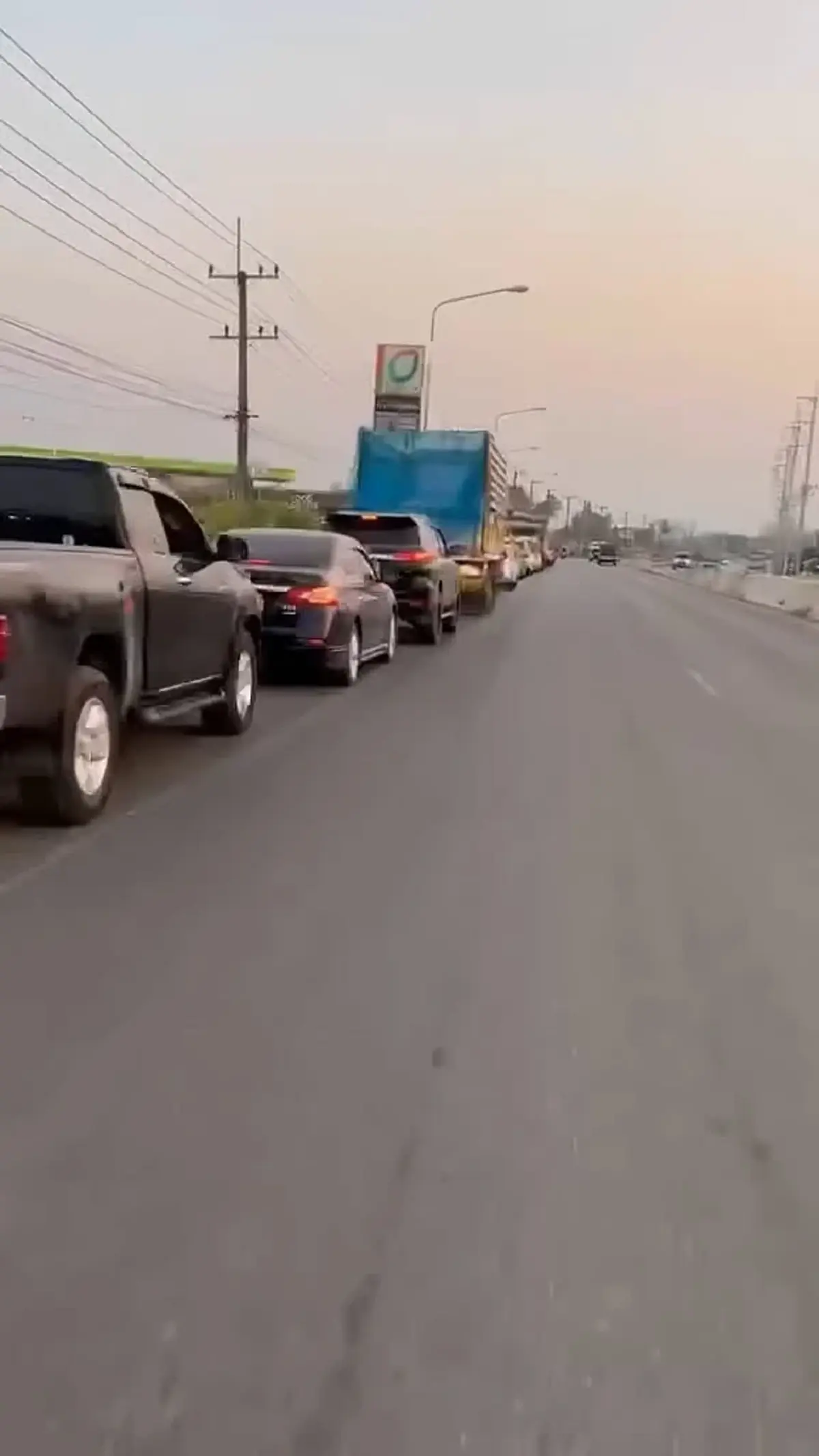 ถึงว่า คนเมียนมาเร่งเติมน้ำมันฝั่งไทย แน่นลานปั๊มแม่สาย - แม่สอด